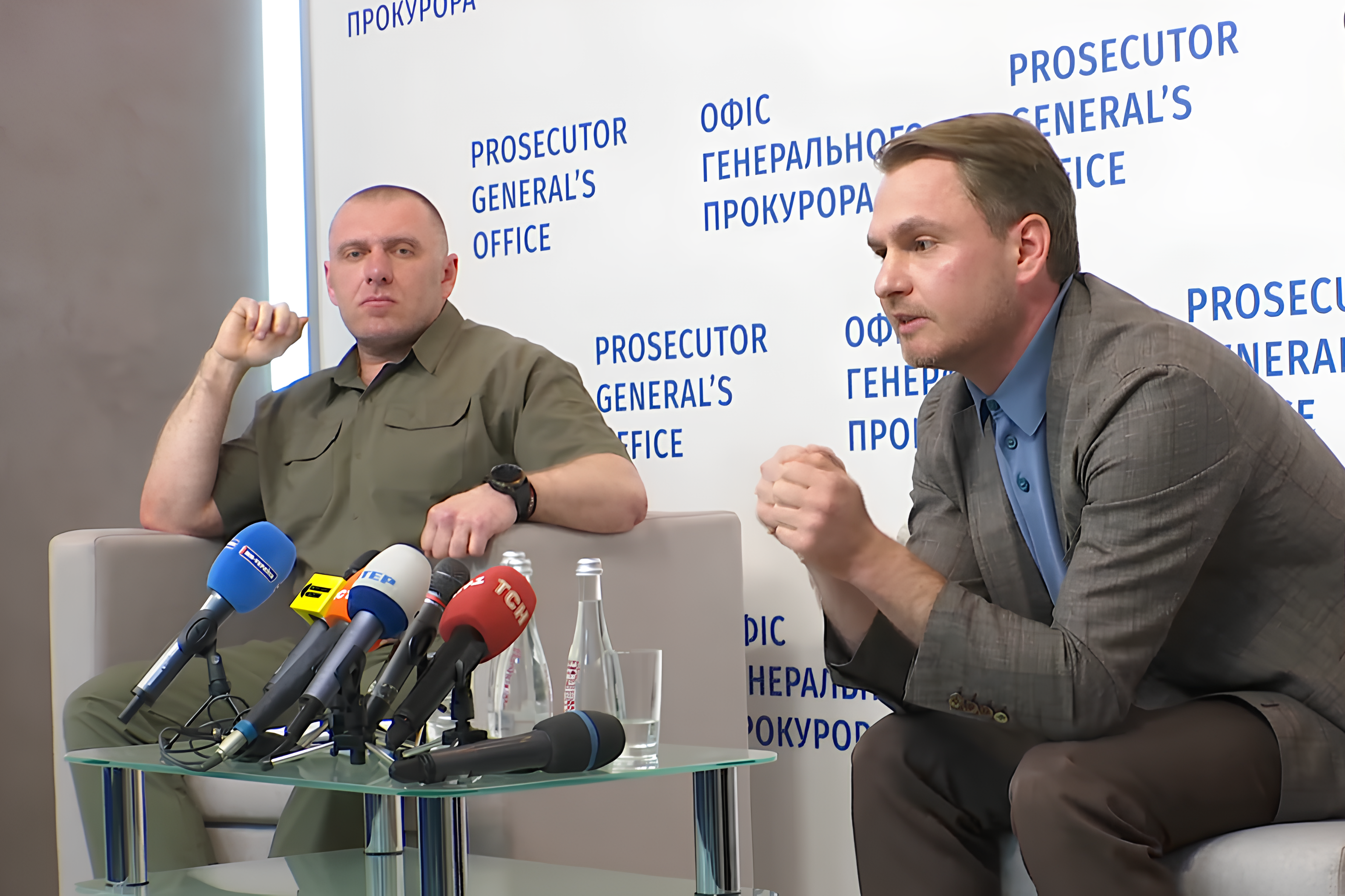 Глава СБУ Василий Малюк и Генеральный прокурор Руслан Кравченко на пресс-конференции после ликвидации парламентом независимости САП и НАБУ, 22 июня 2025 г. Глава СБУ Василий Малюк и Генеральный прокурор Руслан Кравченко на пресс-конференции после ликвидации парламентом независимости САП и НАБУ, 22 июня 2025 г.